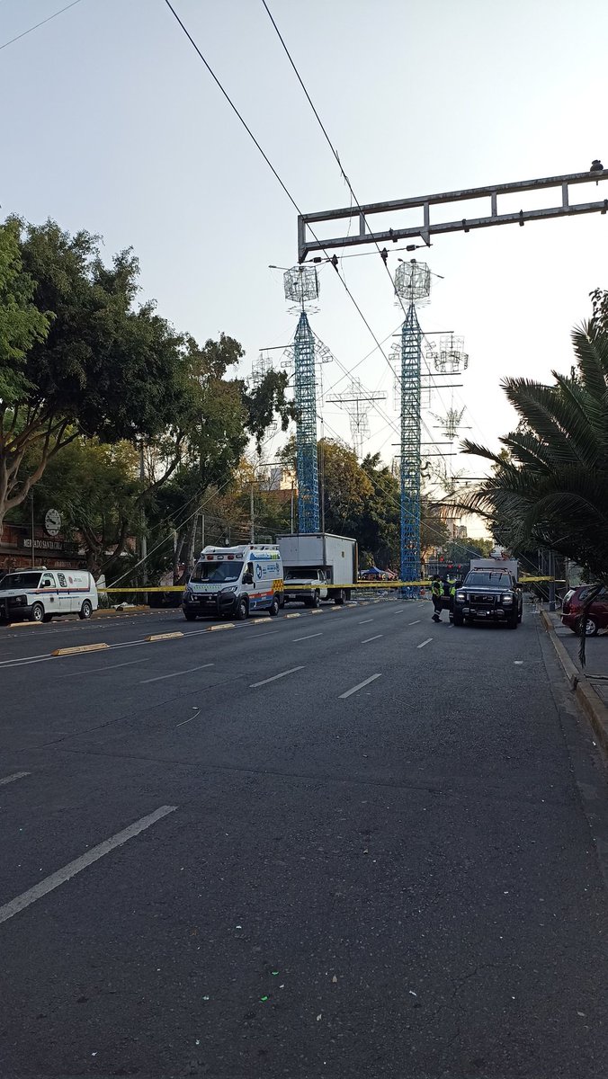 <a href="/ClaraBrugadaM/">Clara Brugada Molina</a> <a href="/BJAlcaldia/">Alcaldía de Benito Juárez</a> <a href="/LuisMendozaBJ/">Luis Mendoza Acevedo</a> La pirotecnia solo contamina el ambiente y altera a personas vulnerables y mascotas, no es justo que por la diversión de unos cuantos, se afecte y dañe a los demás. Hasta permiso les da de cerrar avenidas.