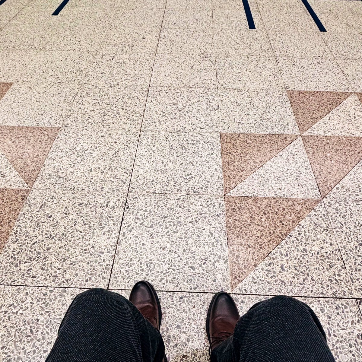 看看时间，早到半小时，于是和其他从电车里出来又不想进公司的人一样，在候车厅的椅子上坐着刷手机。