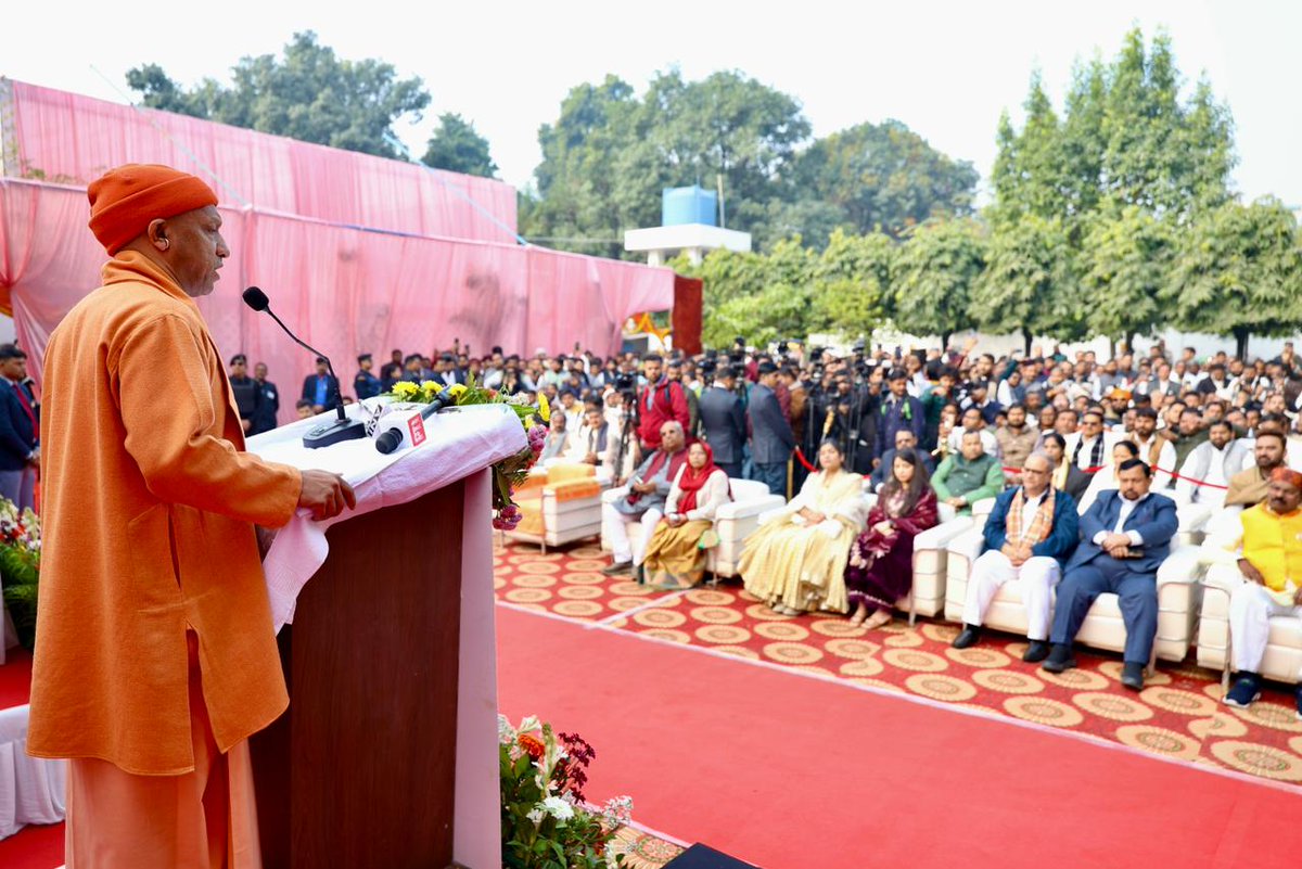 राजस्थान के पूर्व राज्यपाल, उत्तर प्रदेश के पूर्व मुख्यमंत्री, 'पद्म विभूषण' स्व. कल्याण सिंह 'बाबूजी' की जयंती के अवसर पर आज मुख्यमंत्री <a href="/myogiadityanath/">Yogi Adityanath</a> जी ने लखनऊ में उनके चित्र पर पुष्प अर्पित कर उन्हें भावभीनी श्रद्धांजलि दी।

मुख्यमंत्री जी ने कहा कि श्रद्धेय 'बाबूजी' का