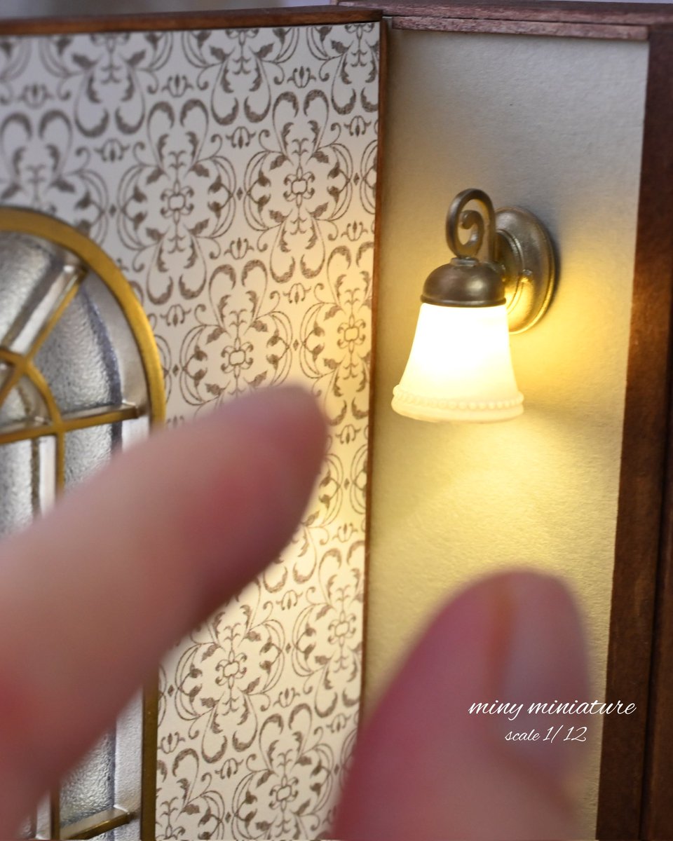 レトロな喫茶店に似合う照明つくりました😊💡
#nunushouse ミニチュア教室で現在習ってる照明の応用で制作しました！
照明があると雰囲気が出ていい感じ✨
#miniature #ドールハウス