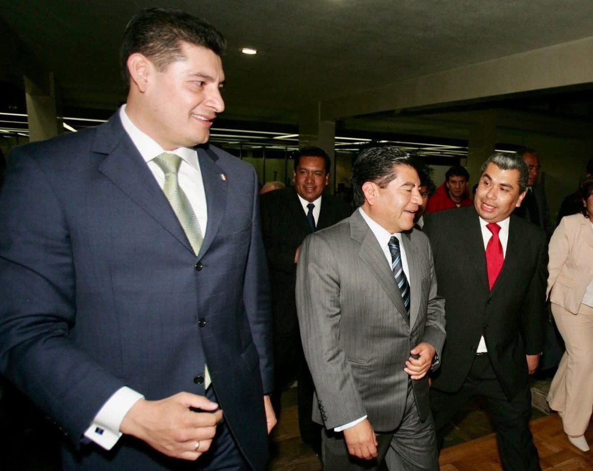 Dos de estos tres personajes están en la cárcel, el tercero es el orejas de milanesa gobernador y tirano  de Puebla <a href="/armentapuebla_/">Alejandro Armenta</a>  Tic Tac… <a href="/BruceJulis/">Bruce Julis®️ AxolotlMEDIA®️</a> <a href="/CazaBots4/">El Bot que opina</a> <a href="/AndarPueTlax/">El Andariego</a> <a href="/ElProfesor2024/">Nacho de la Torre</a> <a href="/Bronceyfuego/">John Spartan</a> <a href="/Mr_Civico/">🎙️ ᗰᖇ. ᑕíᐯIᑕO ®🇲🇽₿ ✖️</a> <a href="/CarlosTorresF_/">Carlos Torres</a> <a href="/Palillo191/">Dr.Palillo☆</a> <a href="/PolloDeChedraui/">Pollito feliz, feliz, feliz</a>