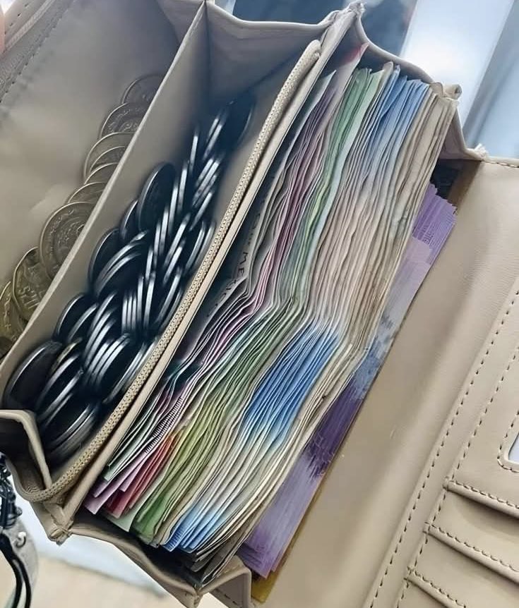 peacekful's tweet image. my wallet if i didn't spend it on foods: