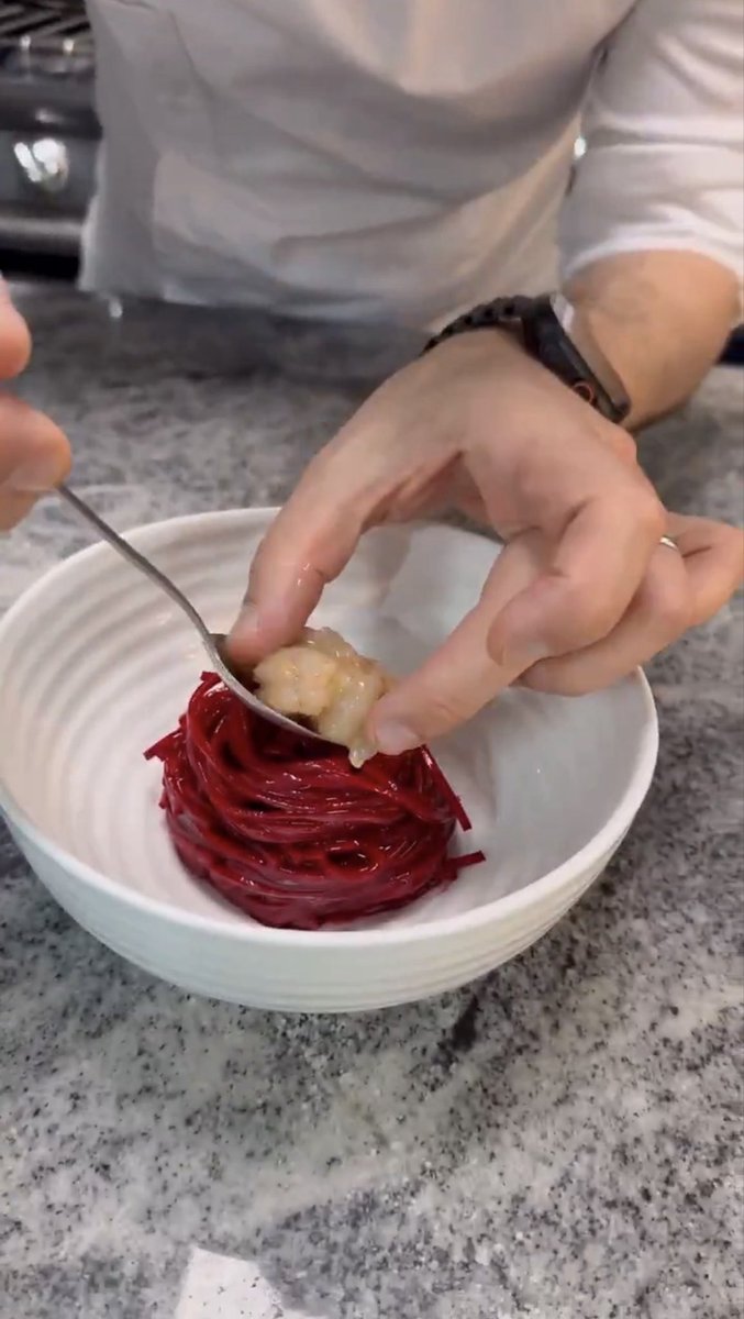 AttachedPress's tweet photo. @bittiae Should you touch my food with your bare hands? https://t.co/sRWvDlgHNA