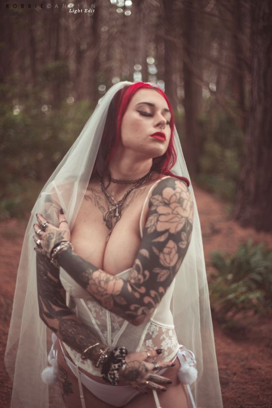 NZsHottest's tweet photo. A lost bride in the woods with inked skin and fearless confidence. Soft romance with a wild, seductive edge. 🌲🔥
#LostBride #InkedBabe #OutdoorShoot #CorsetStyle https://t.co/hmv5q90n48