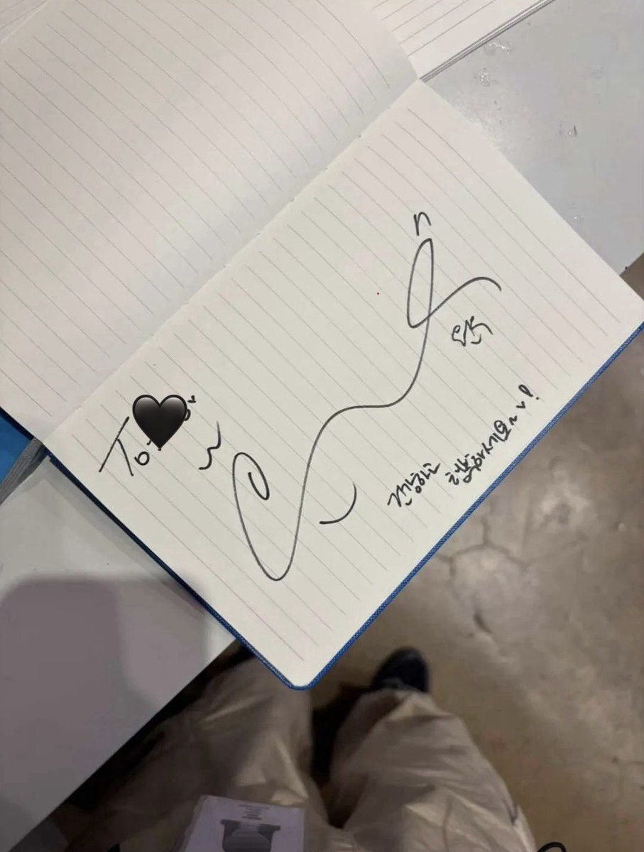 어제 전원우 또 쇼핑이다ㅋ역시 주말에는 쇼핑이얔매장에 일하는 직원이 자만추하고 싸인도 받았어 넘 부럽ㅜ