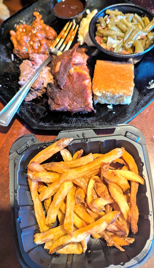 ForestMommy's tweet image. Been eating like a PIG 🐖 today but worth it
  Tried @MissionBBQ in Arvada.(Where the ruby Tuesday was)
I don't know anything about them but food was good.  Really loved the Creamed corn