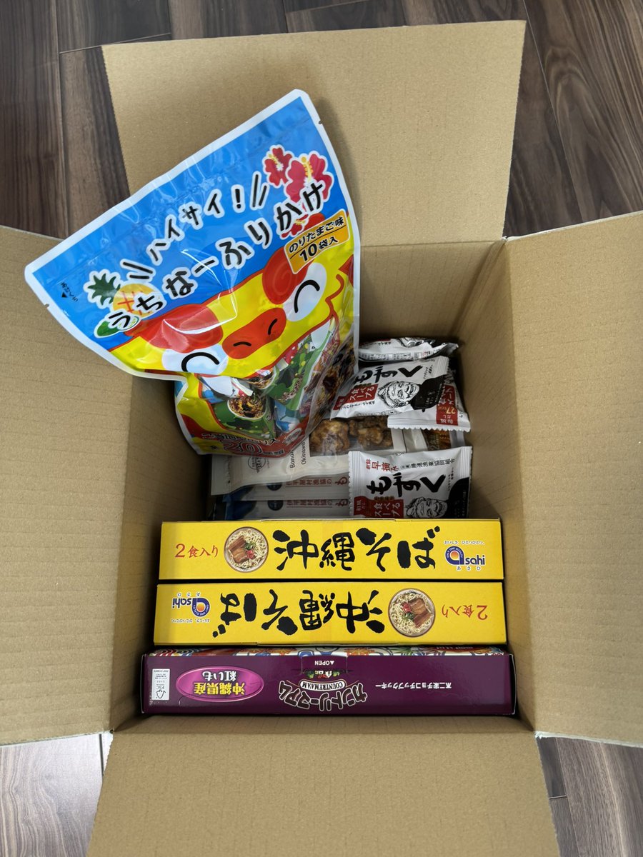 角ちゃんから実家からの仕送りみたいな沖縄土産届いた。