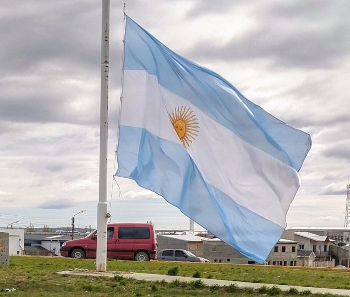 La única bandera que debe ondear en suelo argentino
