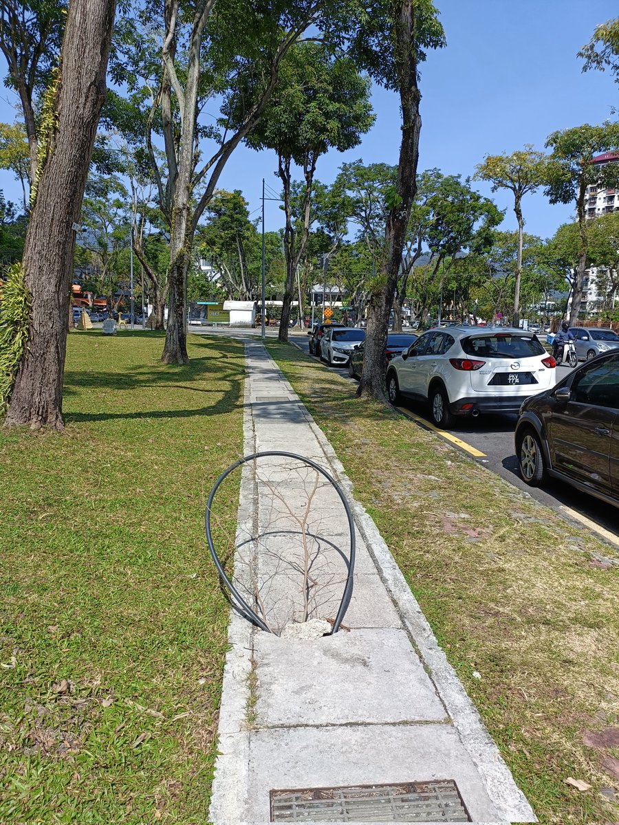 BooSoonYew67's tweet photo. #BrokenDrainCover @ Lebuhraya Jelutong, next to Central Park Condominium.. #MBPP has been informed. #Penang https://t.co/1TNaMYkJiX