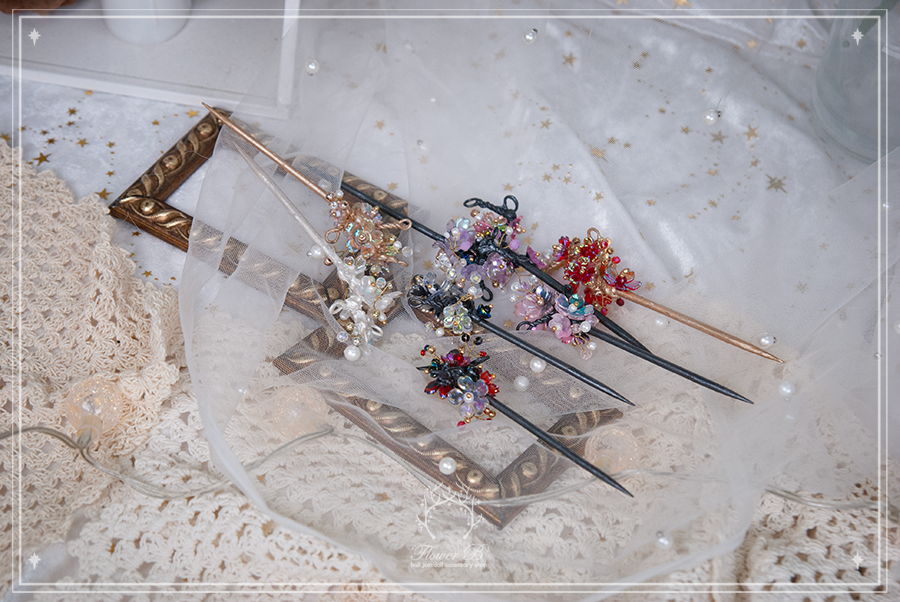 flowerb_doll's tweet photo. 🪸 신작 업로드 & 이벤트 소식 🪸

안녕하세요, Flower B입니다 🌸
신규 작품들 업로드 소식 및 이벤트 소식으로 새해 첫 인사 드립니다.✨  
업로더 된 작품은 지난 12월 행사에서 선보였던 이클립스 지팡이 화이트 컬러와 다양한 뿔 헤어핀 작품들이 업로더 되었습니다.❣️

-------------------------------------------------

🪄 신규 업로드🪄

• 이클립스 지팡이 (화이트)
• 뿔 헤어핀 15점
※ 이번 주 내 뿔 화관 & 비녀도 업로드 예정입니다.

-------------------------------------------------

🎁2026 첫 구매 & 어드벤트 캘린더 이벤트🎁

지난 12월 서울 프로젝트돌에서 진행 예정이었던 이벤트는
작품 수량 부족으로 인해 온라인 구매 이벤트로 변경하여 진행합니다!

✨대상 : 한국 쇼핑몰 2만원 이상 구매자

  • 2026년 첫 구매자 1명
  • 선착순 24명

🎁 상품 : 바디체인 / 헤어핀 / 마법지팡이 등(랜덤증정)

-------------------------------------------------

🚚 바로 배송 가능 작품 (소량)🚚

• 낙화: 적 / 청 / 백
• 청염·홍염 지팡이
• 떡갈·흑단·자작나무 지팡이
• 뿔 헤어핀
• 이클립스: 블랙 / 화이트

바로 배송 가능한 재고는 소량으로, 해당 재고가 소진 시 주문제작으로 변경되어 진행됩니다. 
많은 관심 부탁드립니다. 감사합니다.🤗🎉

🇰🇷 https://t.co/5l3j4rpfUO