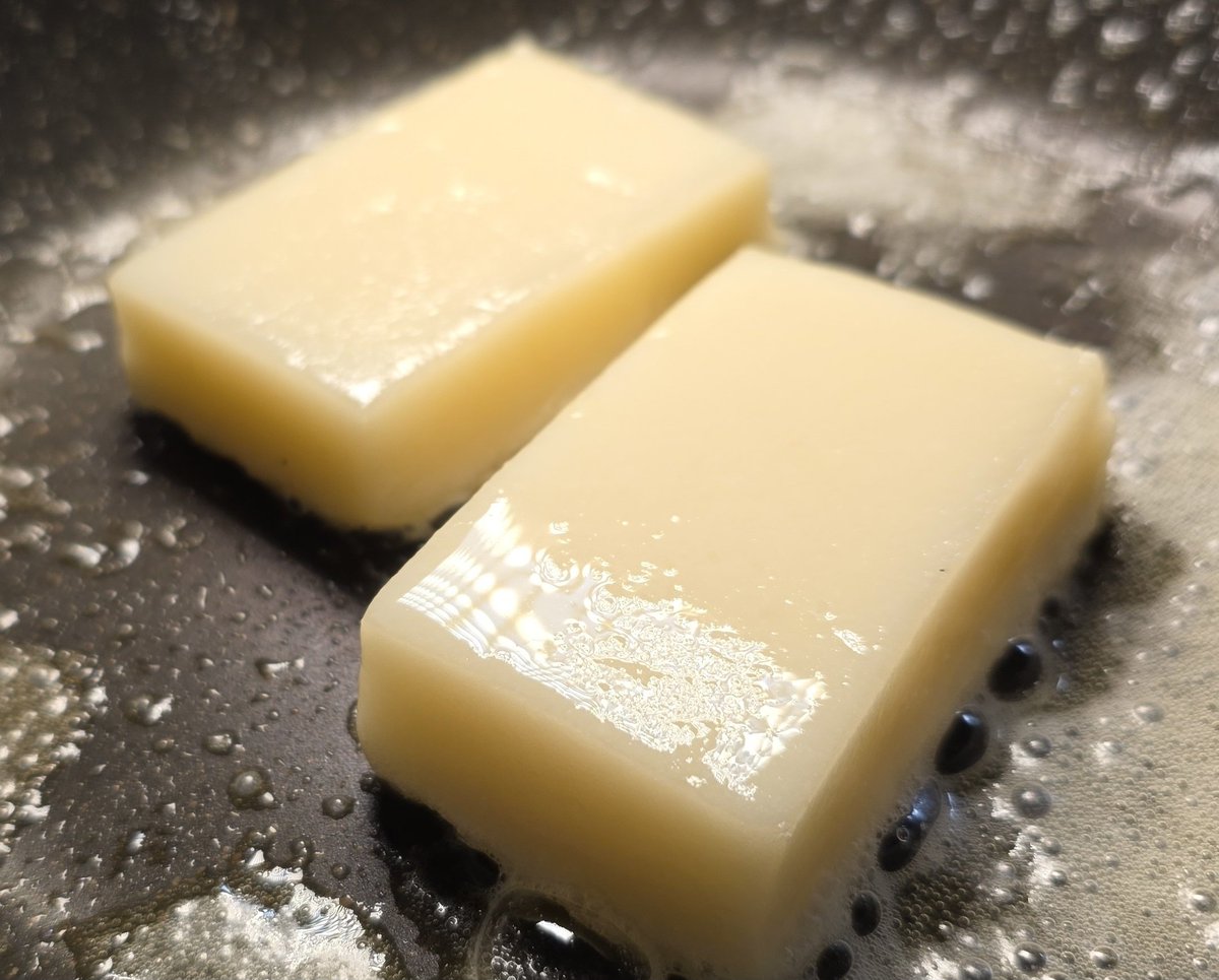 ore825's tweet image. これサトウの切り餅のサトウ食品に教わった究極の食い方なんですけど

お餅は軽く焼いて水を入れ蒸し焼きにしてからバターで焼き、メープルとクリームチーズ添えたら爆裂に旨いんで正月太りが気になる方は絶対にやらないほうがいいです

戻れなくなります　#PR