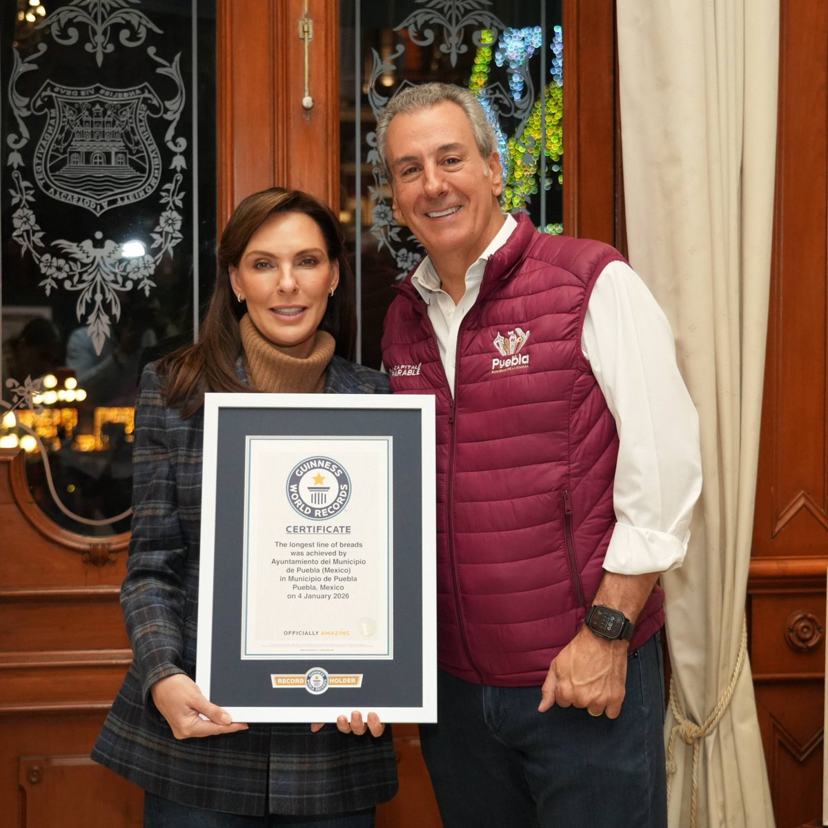pepechedrauimx's tweet image. Celebramos que #Puebla Capital alcanzó el Récord Guinness de “la línea de panes más larga del mundo”, con la rosca monumental de 19 mil 010 piezas, que equivalen a aproximadamente 6 kilómetros.🏆

Más que un récord, compartimos tradición, identidad y unión para iniciar el año…