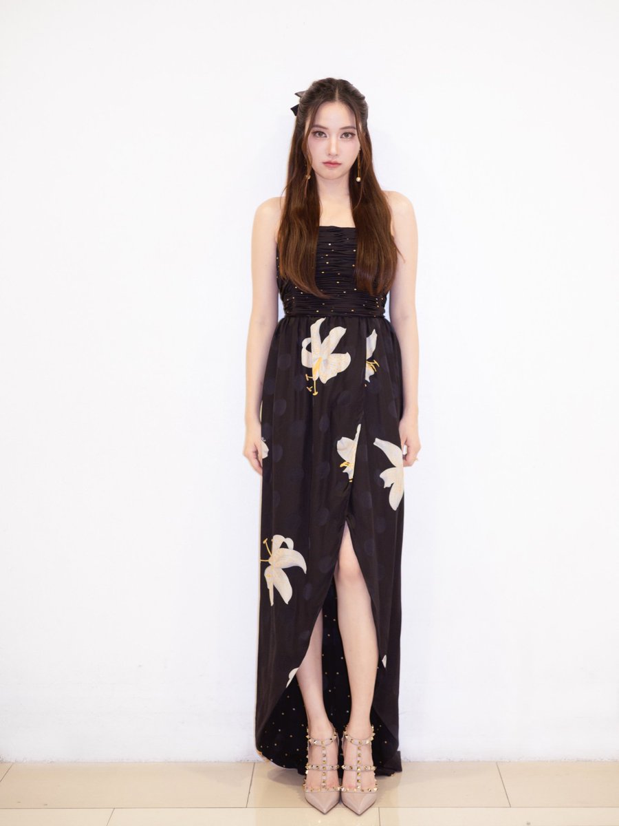 freenarchives's tweet image. Freen Sarocha, Maison Valentino’s brand ambassador, completing an eye-catching look in a beautiful dress from Cruise 2026 collection, paired with #Rockstud shoes, at #CentralWorldCountdown2026 

#srchafreen #FreenSarocha
#ValentinoCruise2026
#ValentinoGaravani
#ValentinoxFreen