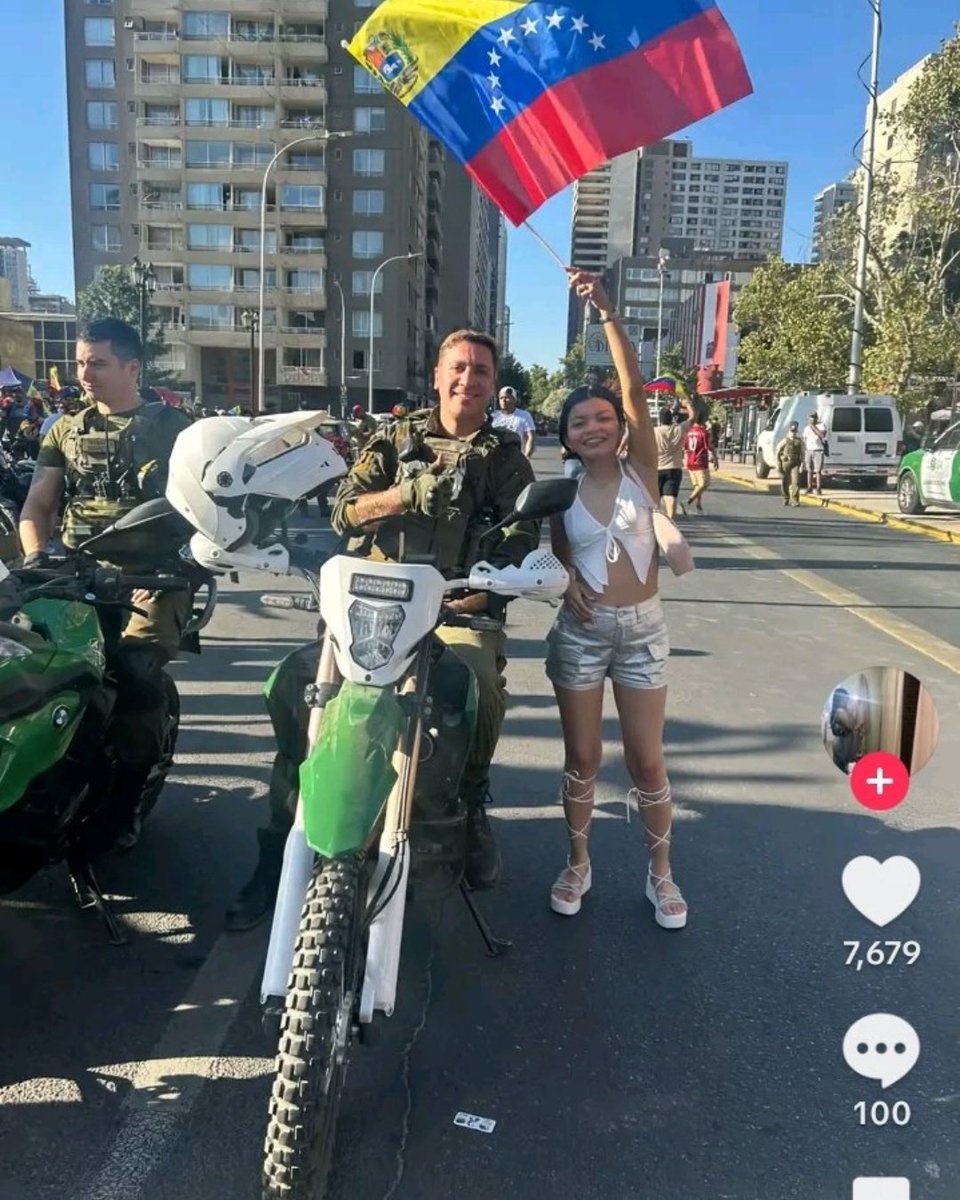 lmrendon's tweet image. Funcionarios de @Carabdechile de servicio, en uniforme, apoyando manifestaciones de carácter político que celebran la agresión contra un país latinoamericano, lo cual ha sido repudiado oficialmente por el Estado de Chile.