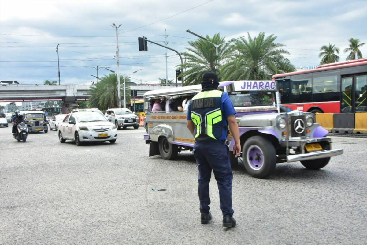NET25TV's tweet image. TINGNAN: Pinangunahan ni MMDA General Manager Nicholas Torre III ang pag-inspeksyon sa kahabaan ng EDSA habang isinasagawa ang rehabilitation project nitong Linggo, Enero 4.

📷: MMDA

#NET25NewsandInformation #MMDA #EDSA #rehabilitationproject #roadworks