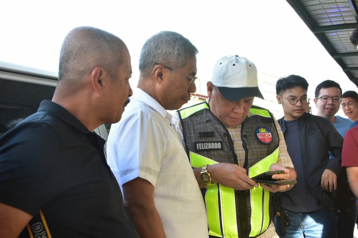NET25TV's tweet image. TINGNAN: Pinangunahan ni MMDA General Manager Nicholas Torre III ang pag-inspeksyon sa kahabaan ng EDSA habang isinasagawa ang rehabilitation project nitong Linggo, Enero 4.

📷: MMDA

#NET25NewsandInformation #MMDA #EDSA #rehabilitationproject #roadworks