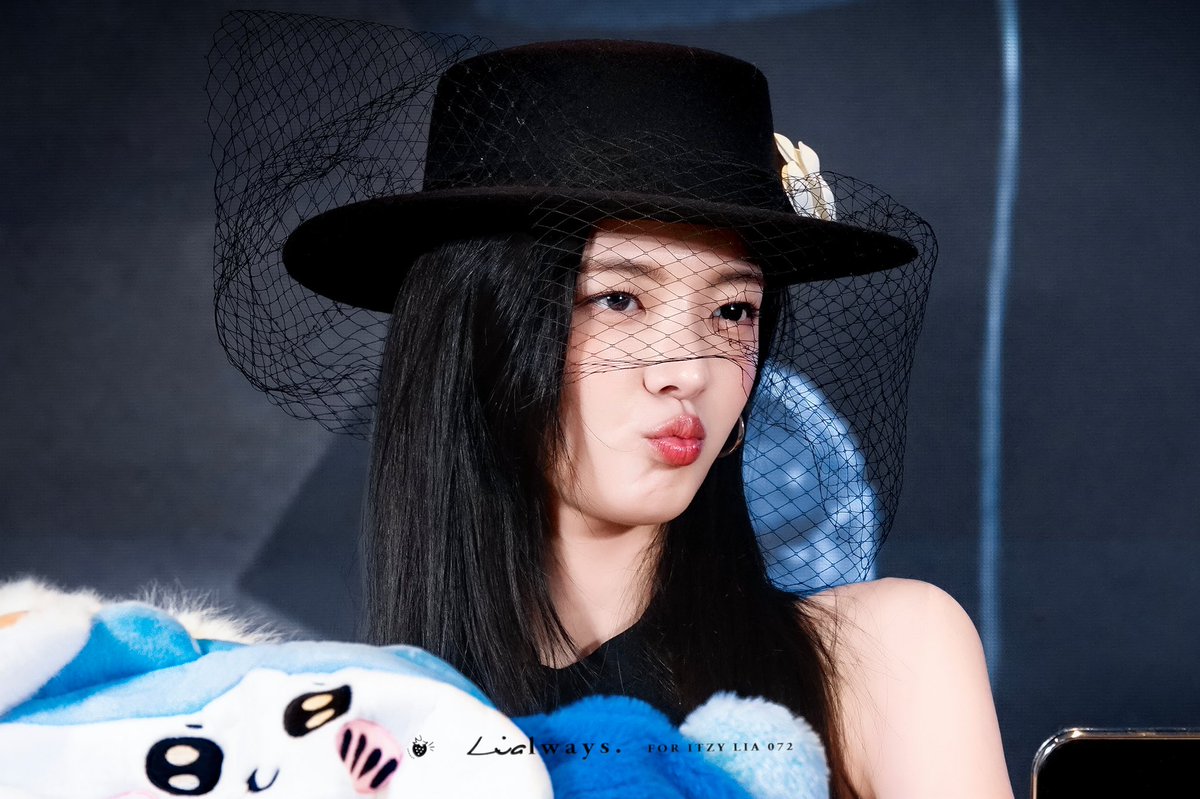 Lialways_721's tweet photo. 250102 STARRIVER HQ
오드리아 헵번

#있지 #ITZY 
#리아 #Lia https://t.co/RIRmYIIMVr