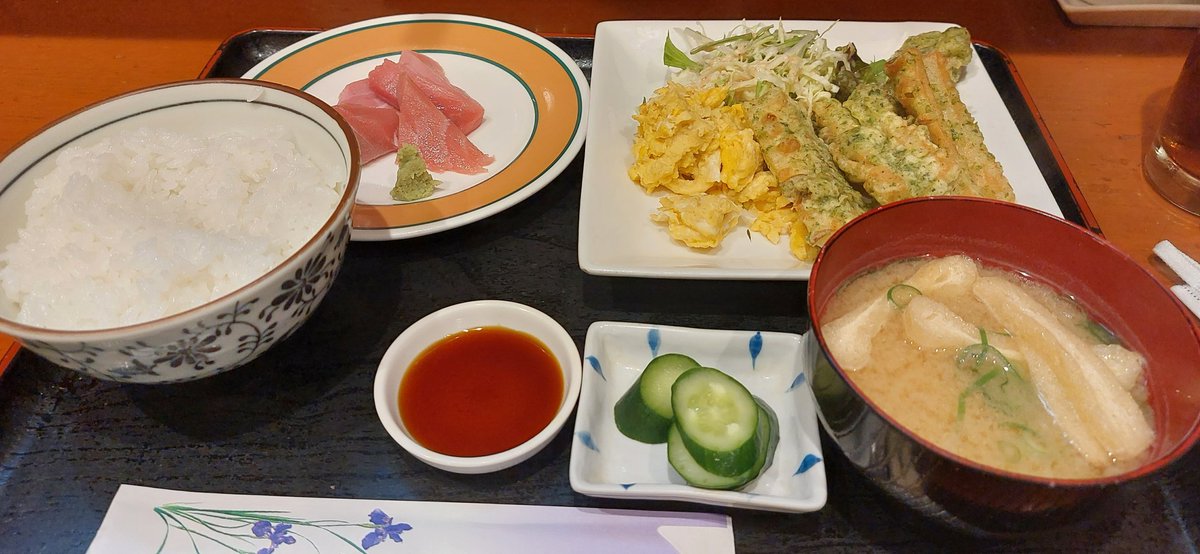 年始のご挨拶がてらいただきます🍴🙏
って食べてる上から日本酒がポタポタ(ToT)
これはツイているのか('_'?)