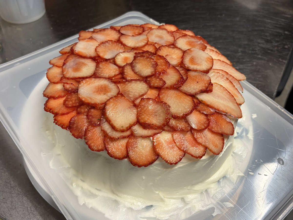 春近の発芽十割蕎麦　口に含むと広がる香り　もちもちで何もつけなくても美味しい　そして出汁塩　うまい‼️叫びたくなる　そして煎り酒　またうまい‼️ 微かな仄かな蕎麦の香り