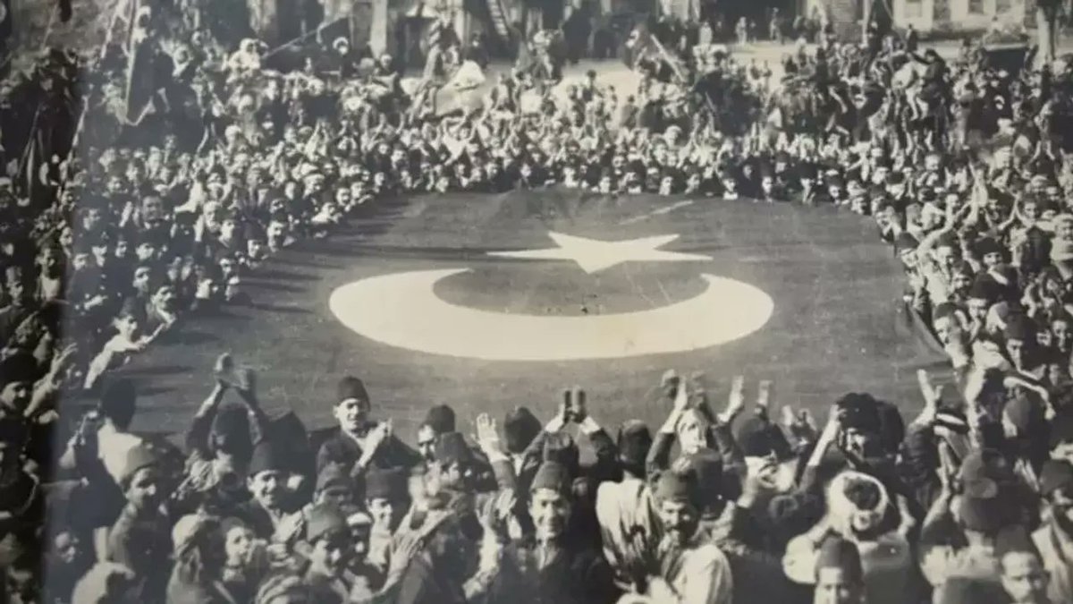 5 Ocak 1922
104 sene önce bugün Fransız birlikleri Adana'yı boşaltarak 3 yıllık işgali sonlandırdı. Pozantı'da Karboğazı'nda silahla, tren vagonlarında bastıkları Yeni Adana gazetesiyle direnen Adanalılar Türk'ün teslim olmama iradesini 104 sene önce bugün işgalcilere bir kez