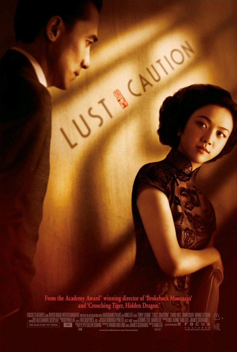 Una joven, parte de una banda de revolucionarios, debe seducir a un oficial, aliado con los japoneses, para asesinarlo, en 'Lust, Caution'. Ang Lee dirige con maestría un drama inspirado en 'Notorious', con grandes actuaciones de Tang Wei y Tony Leung. Extraordinaria.