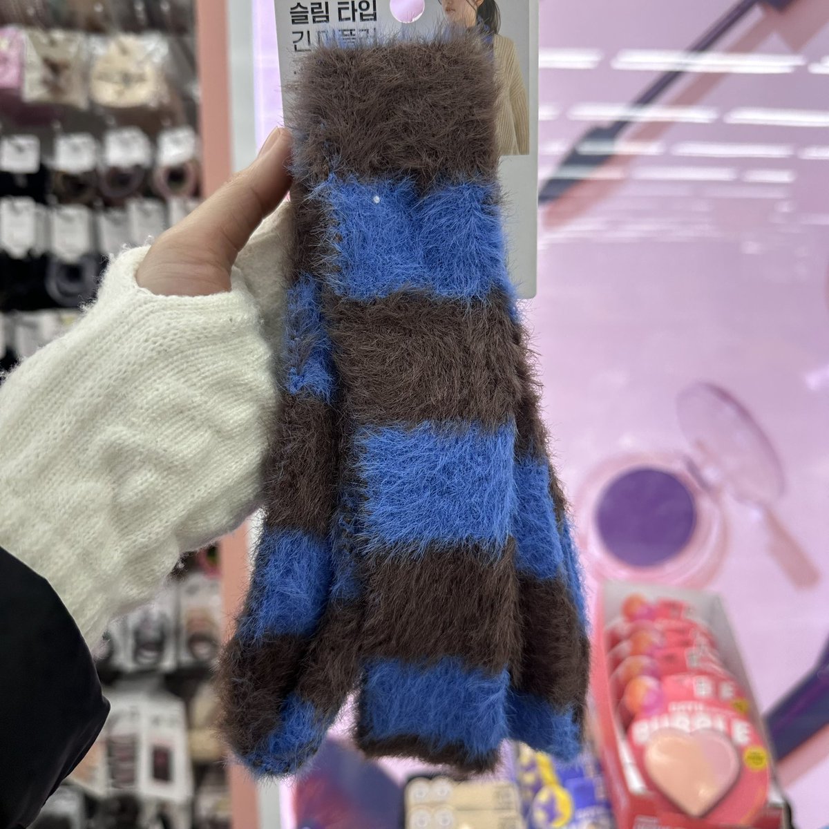 #cortissell scarf yang dipake seonghyeon guysss

handcarry 85k eta 12 jan
sea cargo 70k eta akhir maret

semua dpnya 50k 

yang maubole dm yaahhhh 
marie kembaran sm sanghyeonnnn