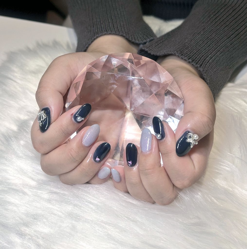 ネイルして写真まで撮ってもらっちゃった🫶🏻

親指のクラウンとパール付きリボンがお気に入り🎀