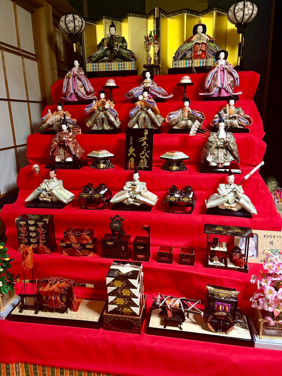 megu_work's tweet photo. おはようございます。
お正月に帰省したら、雛人形がもう飾ってありました。「せっかくめぐ帰ってくるから、もう出しちゃったの」と両親が。
早すぎてみんなびっくり😂🎎🌸 https://t.co/IAnvYUfTUj
