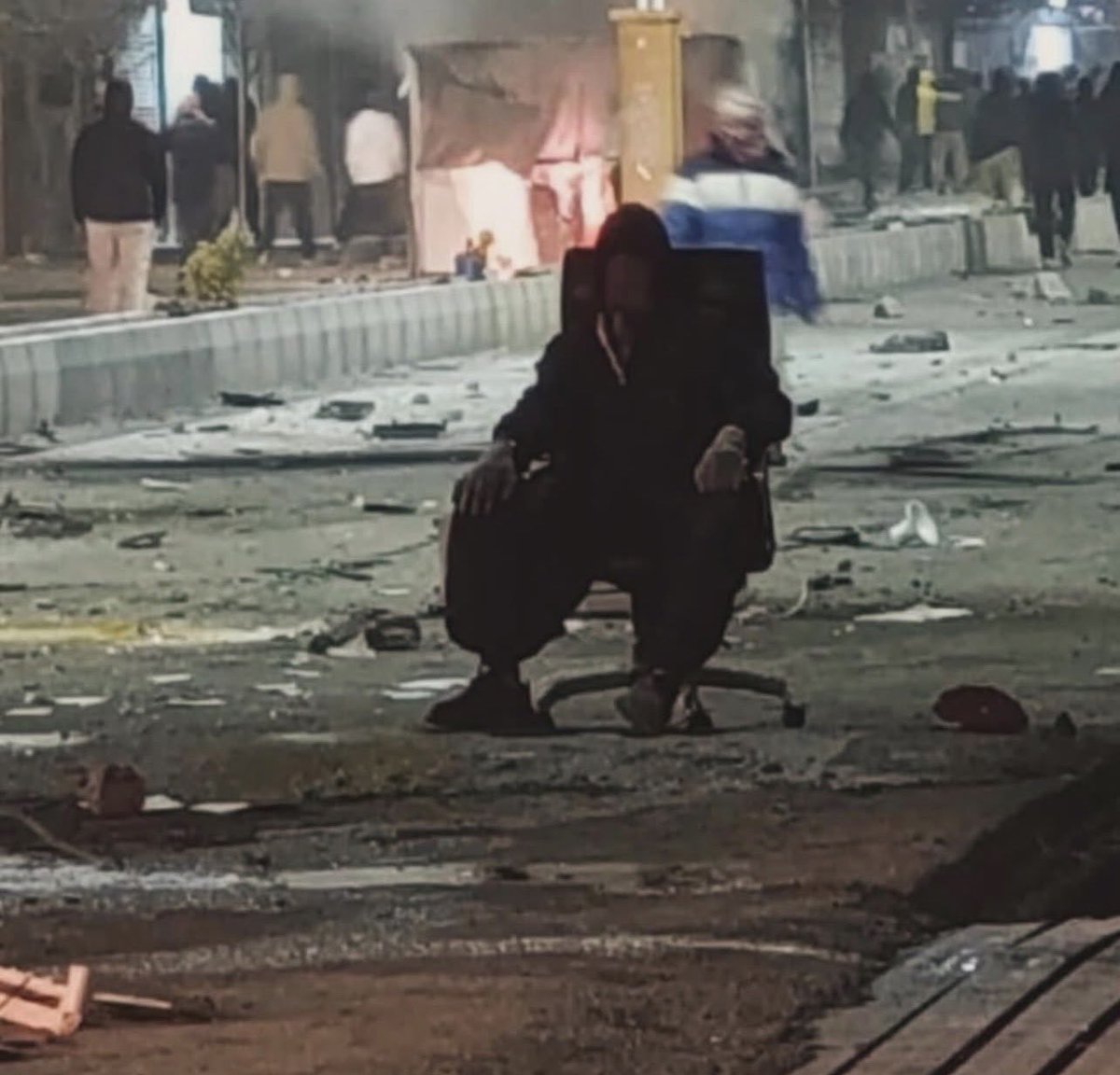 EhsanSrikani's tweet photo. #فوری_مهم 
تصاویری از شهر سقوط کرده ایلام.
انتهای بلوار نماز . https://t.co/0RbDxeH6Vs