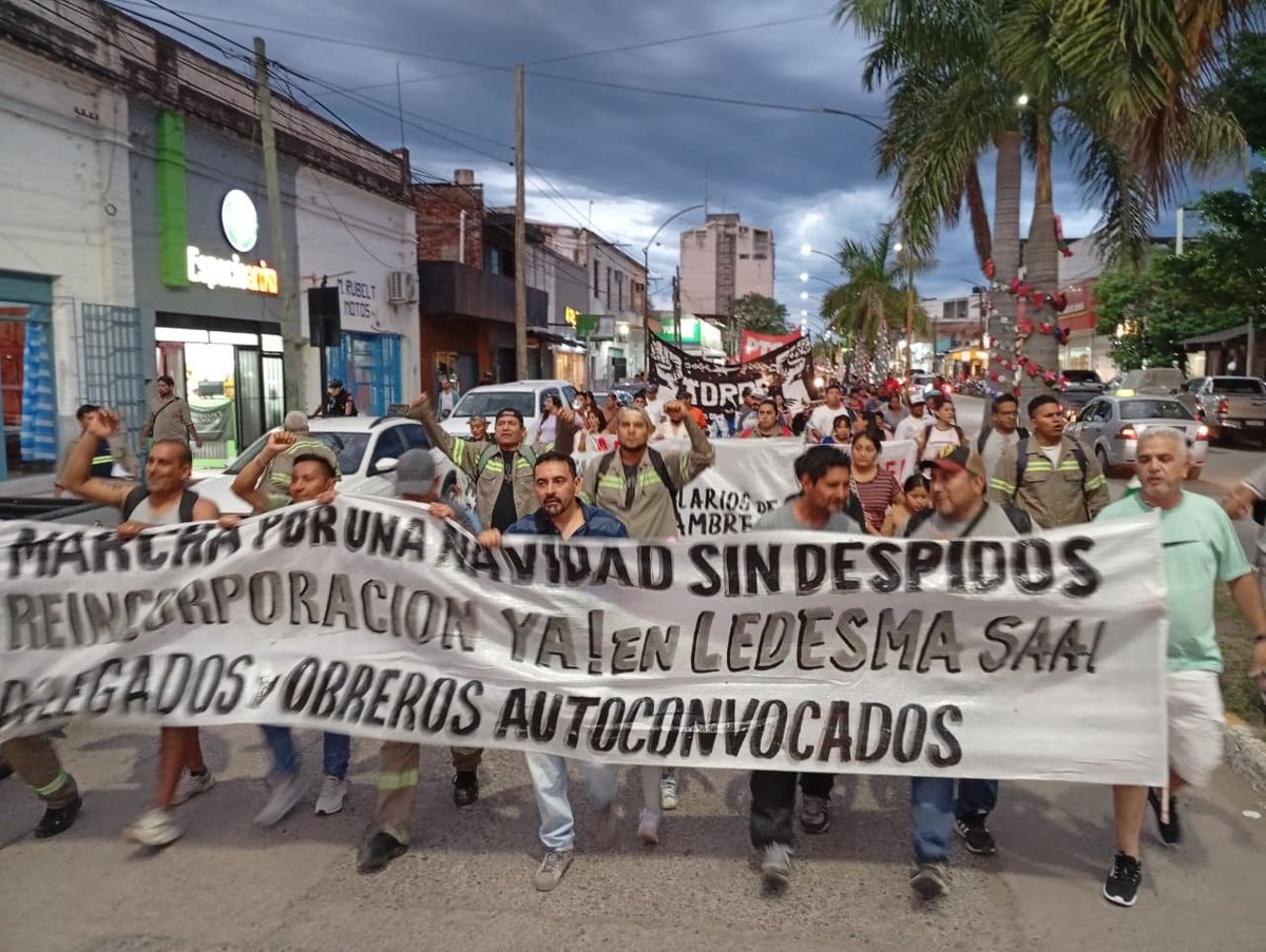 myriambregman's tweet photo. #ATENCIÓN Me cuentan trabajadores y abogados del @ceprodh  #Jujuy que este lunes 5/1 la Comisión Directiva del SOEAIL quiere perpetrar un fraude sindical con elecciones de delegados donde se violan todas las normativas vigentes, como el propio estatuto del sindicato azucarero de Ledesma, el art. 14 bis CN, los pactos internacionales  y el Convenio 87 OIT.

Detrás del sindicato está la empresa Ledesma, que en 2025 despidió a 300 trabajadores y no quiere que haya ningún sector que la cuestione. Por eso, junto con la Comisión Directiva del sindicato, intentaron expulsar en una “asamblea” a los delegados opositores, pese a que utilizaron la represión policial no pudieron. 

La resistencia de delegados y despedidos sigue, suma apoyos de organizaciones solidarias y lleva dos meses en la puerta de la fábrica. 

Justamente, a estos delegados los proscribieron y nos los dejan participar de las elecciones de mañana, unas elecciones donde no notificaron la oficialización de los candidatos. Pero eso sí, la empresa Ledesma habilita sus instalaciones para que la elección se realice. 

No pueden permitirse flagrantes ataques a la democracia sindical. ¡Fuera la policía de los sindicatos! 
Defendamos la democracia sindical en Jujuy y todo el país, por elecciones libres y democráticas, sin injerencia del Estado y las patronales. 

No a la reforma laboral de hecho que los Blaquier aplican en Ledesma bajo complicidad de los gobiernos.