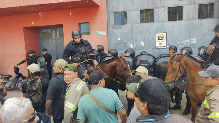 myriambregman's tweet photo. #ATENCIÓN Me cuentan trabajadores y abogados del @ceprodh  #Jujuy que este lunes 5/1 la Comisión Directiva del SOEAIL quiere perpetrar un fraude sindical con elecciones de delegados donde se violan todas las normativas vigentes, como el propio estatuto del sindicato azucarero de Ledesma, el art. 14 bis CN, los pactos internacionales  y el Convenio 87 OIT.

Detrás del sindicato está la empresa Ledesma, que en 2025 despidió a 300 trabajadores y no quiere que haya ningún sector que la cuestione. Por eso, junto con la Comisión Directiva del sindicato, intentaron expulsar en una “asamblea” a los delegados opositores, pese a que utilizaron la represión policial no pudieron. 

La resistencia de delegados y despedidos sigue, suma apoyos de organizaciones solidarias y lleva dos meses en la puerta de la fábrica. 

Justamente, a estos delegados los proscribieron y nos los dejan participar de las elecciones de mañana, unas elecciones donde no notificaron la oficialización de los candidatos. Pero eso sí, la empresa Ledesma habilita sus instalaciones para que la elección se realice. 

No pueden permitirse flagrantes ataques a la democracia sindical. ¡Fuera la policía de los sindicatos! 
Defendamos la democracia sindical en Jujuy y todo el país, por elecciones libres y democráticas, sin injerencia del Estado y las patronales. 

No a la reforma laboral de hecho que los Blaquier aplican en Ledesma bajo complicidad de los gobiernos.