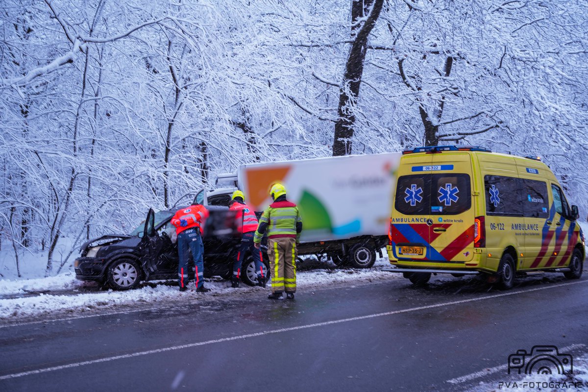 112 melding Man overleden na botsing met bakwagen