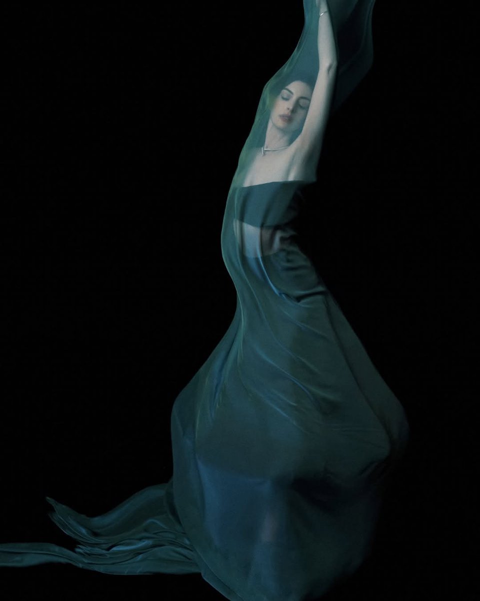 AnneHathabae's tweet image. Anne Hathaway for W Magazine China, captured by Zhong Lin