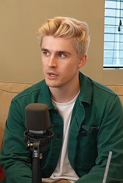 notjasond100's tweet image. "but the venezuelan american friend i talk to hates maduro!" 
the venezuelan american they talked to: