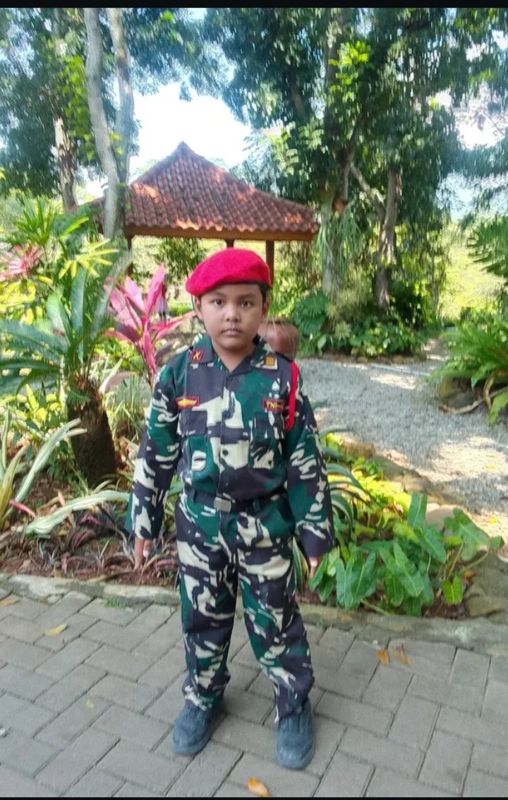 Hai <a href="/grok/">Grok</a> edit foto ini dengan latar belakang area militer