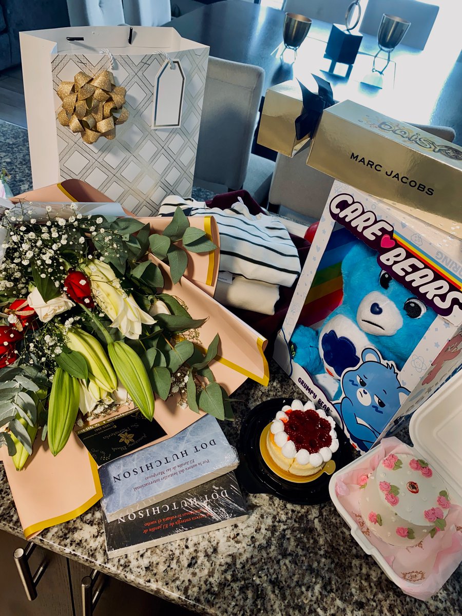 valieentedyan__'s tweet photo. estoy con alguien al q le emociona mi cumpleaños, y no solo me lo dijo, me lo demostró.🥹🌟💌💐♥️ https://t.co/8kHhgZsMCf