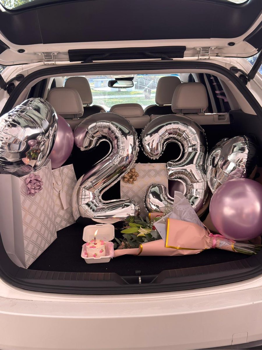 valieentedyan__'s tweet photo. estoy con alguien al q le emociona mi cumpleaños, y no solo me lo dijo, me lo demostró.🥹🌟💌💐♥️ https://t.co/8kHhgZsMCf