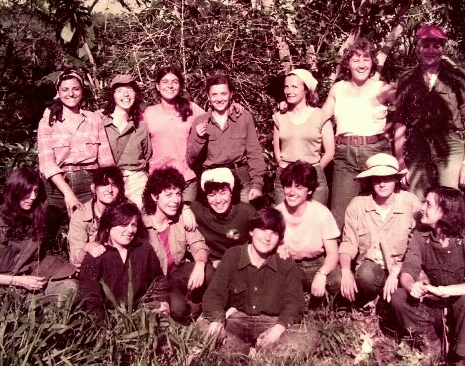 Acabo de recordar que hace 41 años partía junto con la Brigada del Café de la Fede a Nicaragua (120 integrantes, 18 mujeres), a ejercer la solidaridad con la Revolución Sandinista. 
Si les interesa conocer esa experiencia, escribí un libro, Brigadistas: 
drive.google.com/file/d/1Q0evqs…