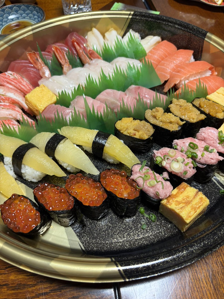 明けましておめでとうございます🎊

年末年始は実家に帰りひたすら食べて飲んでました！
今朝体重測ったら過去最高体重でした😌
たくさん働いて健康的な体重に戻します🏋️

今年もどうぞよろしくお願いいたします✨