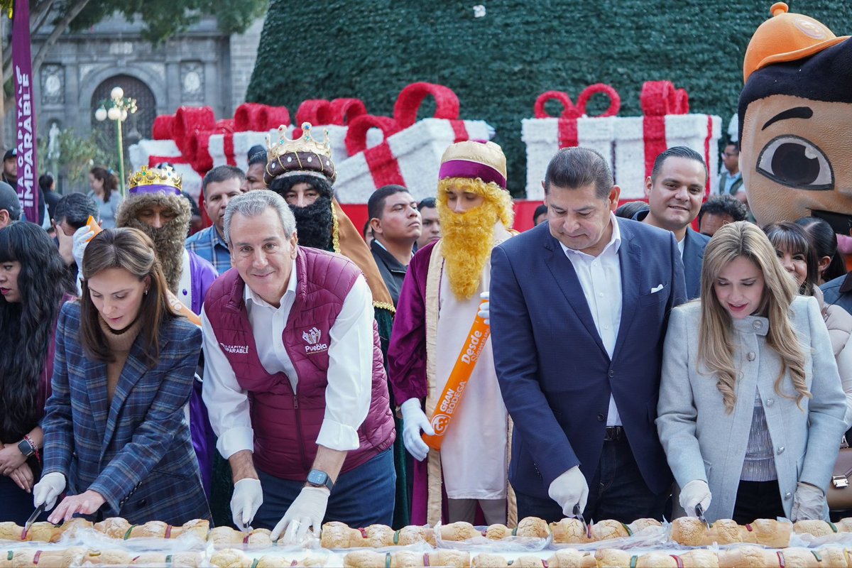 pepechedrauimx's tweet photo. ¡Gracias, #Puebla! Hoy demostramos que cuando nos unimos logramos cosas extraordinarias: rompimos el Récord Guinness con la rosca de reyes más grande del mundo de 6 kilómetros de largo. 

Agradezco de corazón a todas las familias poblanas que asistieron, al Gobernador @armentapuebla_ por su acompañamiento y a La Gran Bodega por sumar esfuerzos. 

Este logro es de todas y todos. 🏆
