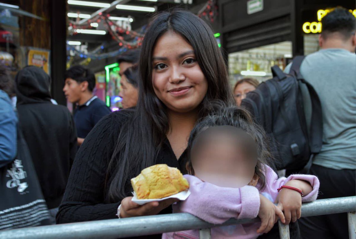 pepechedrauimx's tweet photo. ¡Gracias, #Puebla! Hoy demostramos que cuando nos unimos logramos cosas extraordinarias: rompimos el Récord Guinness con la rosca de reyes más grande del mundo de 6 kilómetros de largo. 

Agradezco de corazón a todas las familias poblanas que asistieron, al Gobernador @armentapuebla_ por su acompañamiento y a La Gran Bodega por sumar esfuerzos. 

Este logro es de todas y todos. 🏆