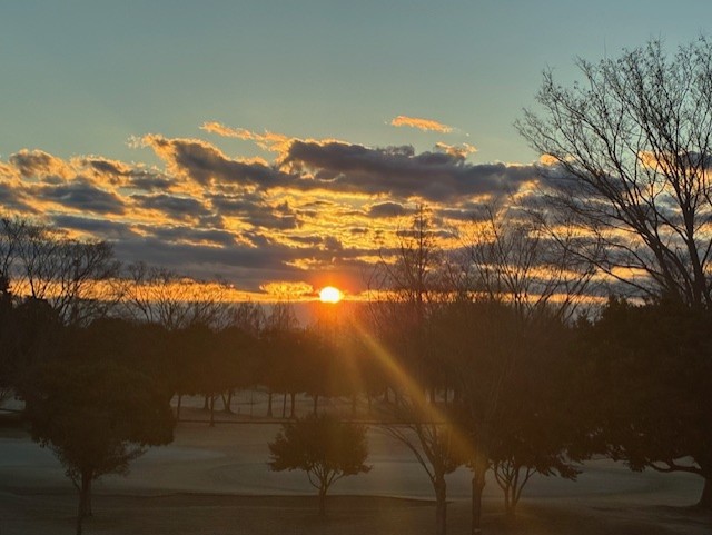 新年明けましておめでとうございます。ゴルフ場の土手から撮れた初日の出の写真です📷✨雲の隙間からちょうど太陽が顔を出しました☀ベストショットではないですか😄⁉️今年も皆様よろしくお願いいたします⛳🎶

#群馬県 #板倉ゴルフ場 #ゴルフ #ゴルフ場 #初日の出