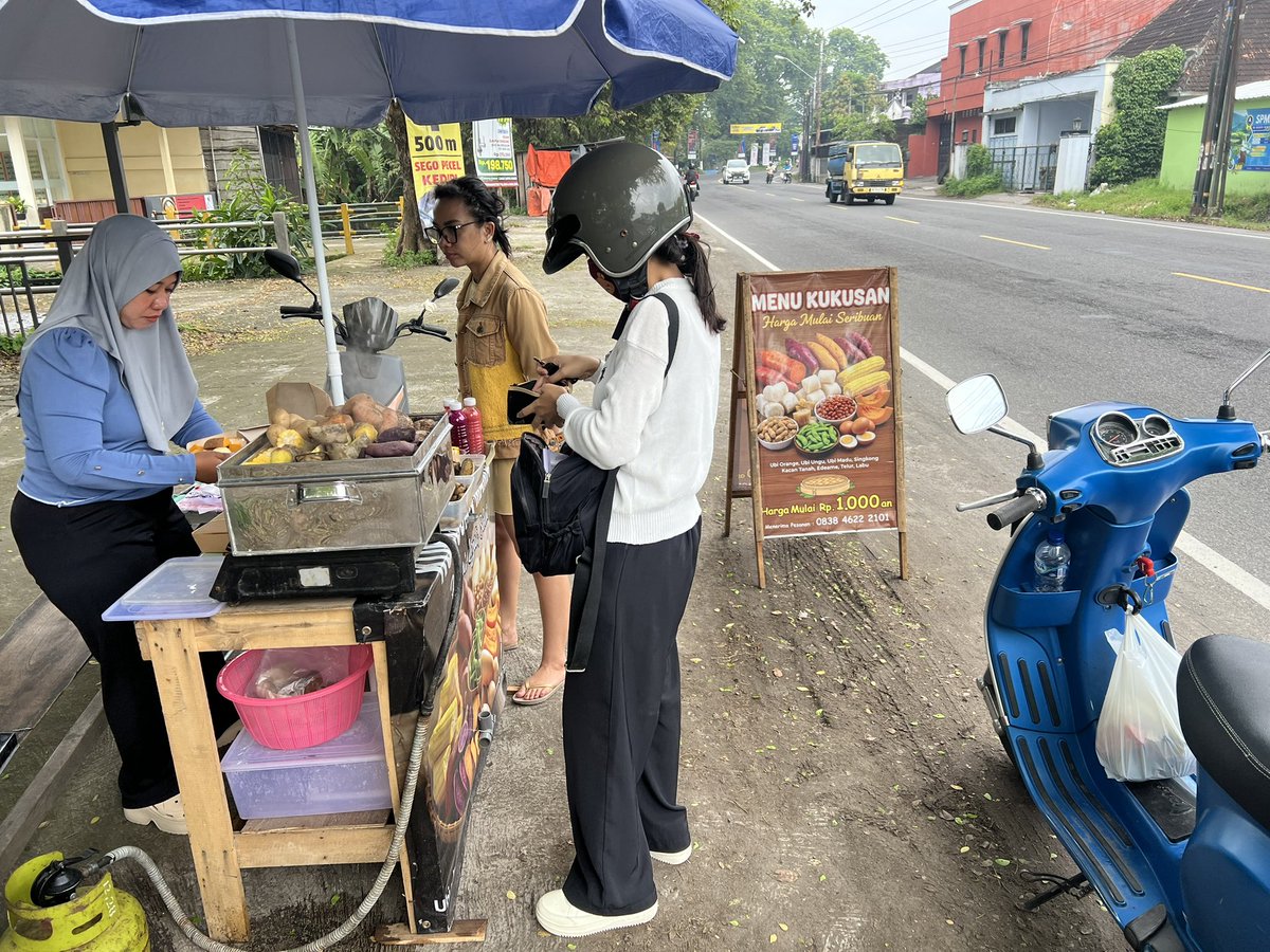 paksiraras's tweet image. Makin banyak lapak makanan kukusan. Pelaku healthy food &amp;amp; pelaku klenik spiritualis suka. 

Di tengah masyarakat yg terperosok brain rot, ada sebagian yg mulai tercerahkan dgn wawasan pangan lokal.

Pengetahuan lama yg terabaikan, perlahan relevan kembali dengan pendekatan baru