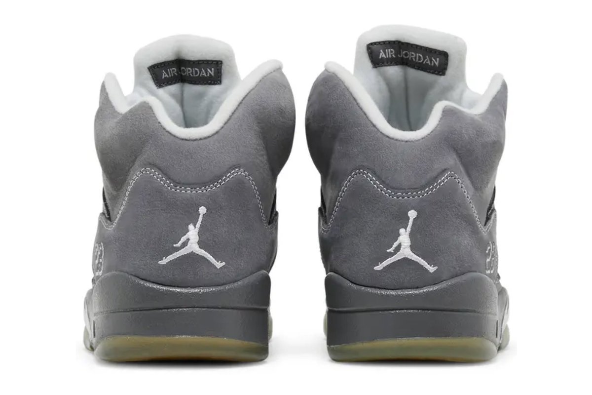 SoleRetriever's tweet image. Lamar Jackson pulls up for Sunday Night Football in Supreme and 2011 “Wolf Grey” Air Jordan 5s 🐺 @Lj_era8 

📷 @Ravens