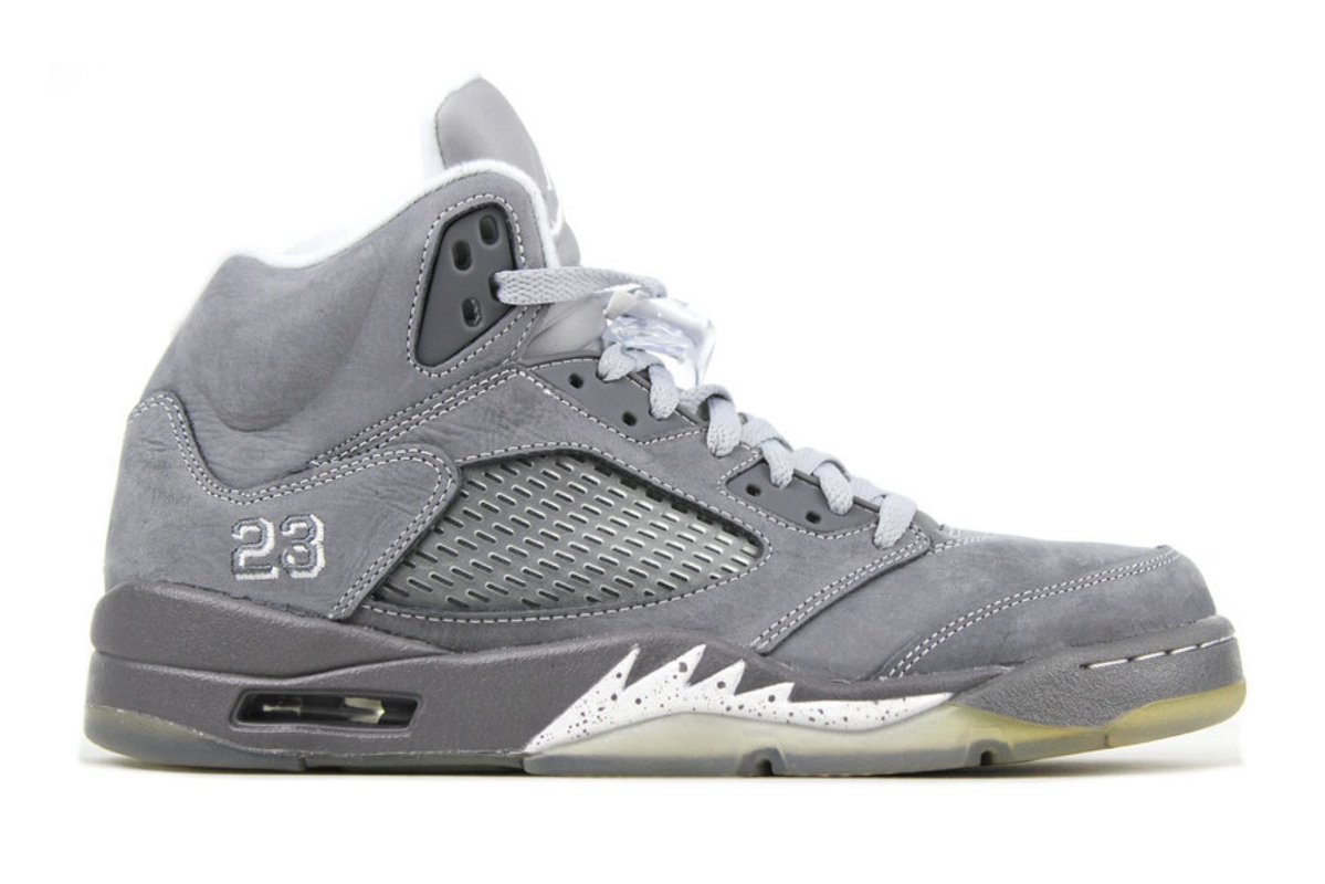 SoleRetriever's tweet image. Lamar Jackson pulls up for Sunday Night Football in Supreme and 2011 “Wolf Grey” Air Jordan 5s 🐺 @Lj_era8 

📷 @Ravens