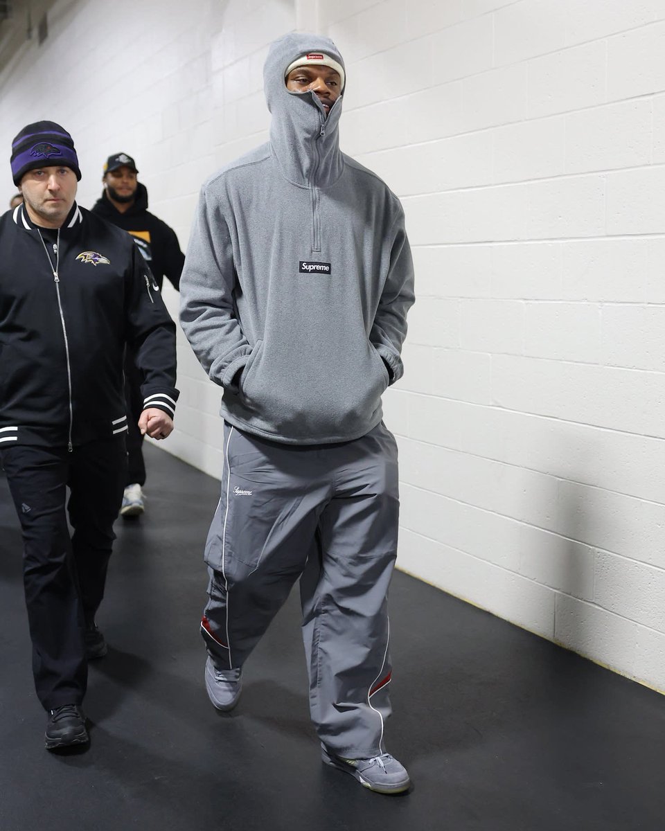 SoleRetriever's tweet image. Lamar Jackson pulls up for Sunday Night Football in Supreme and 2011 “Wolf Grey” Air Jordan 5s 🐺 @Lj_era8 

📷 @Ravens