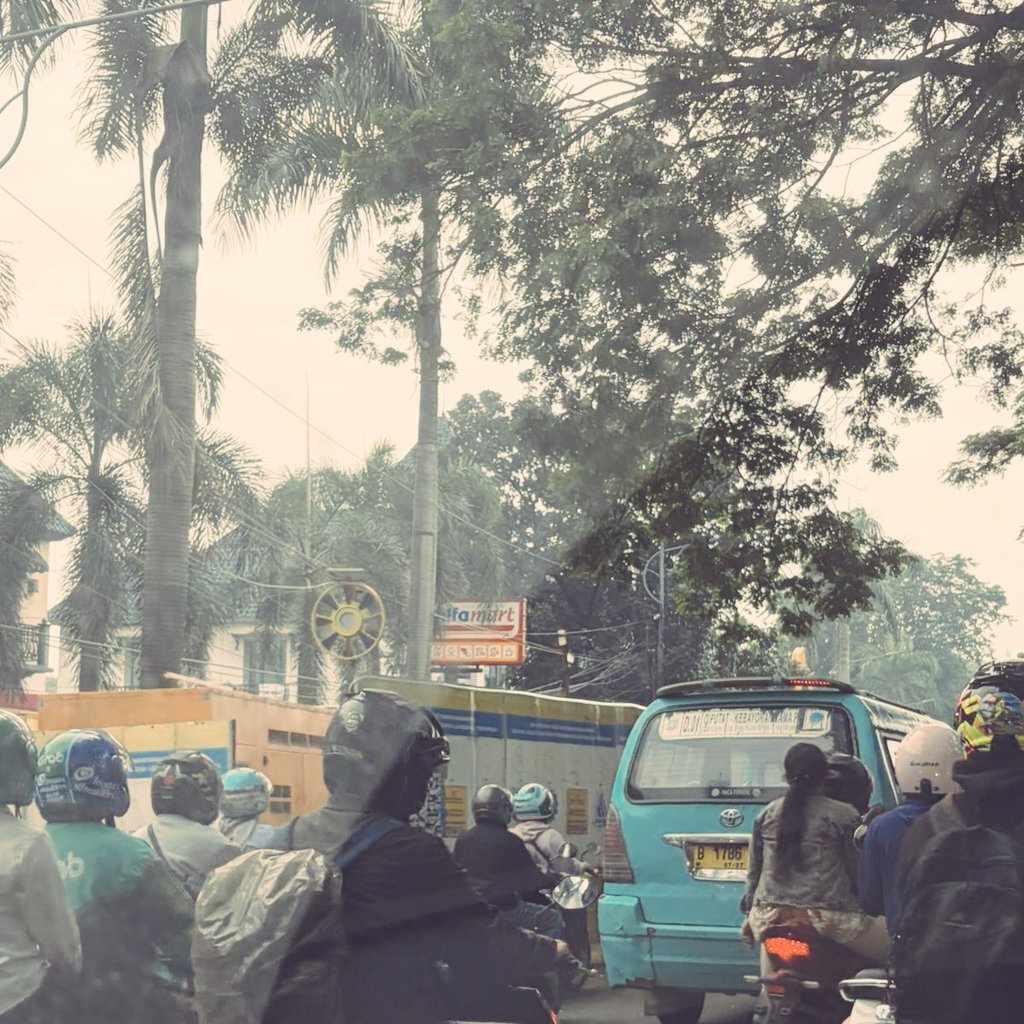 hedbenger's tweet photo. Kirain kalau proyek @DKIJakarta bakal tepat waktu. Tulisannya sih sampai Desember, tapi sampai 2026 galian @pamjaya_dki di pondok pinang masih aja bikin kemacetan dan keributan antar pengguna jalan. Yang payah project management, yang susah masyarakat. https://t.co/8DclgB3agc