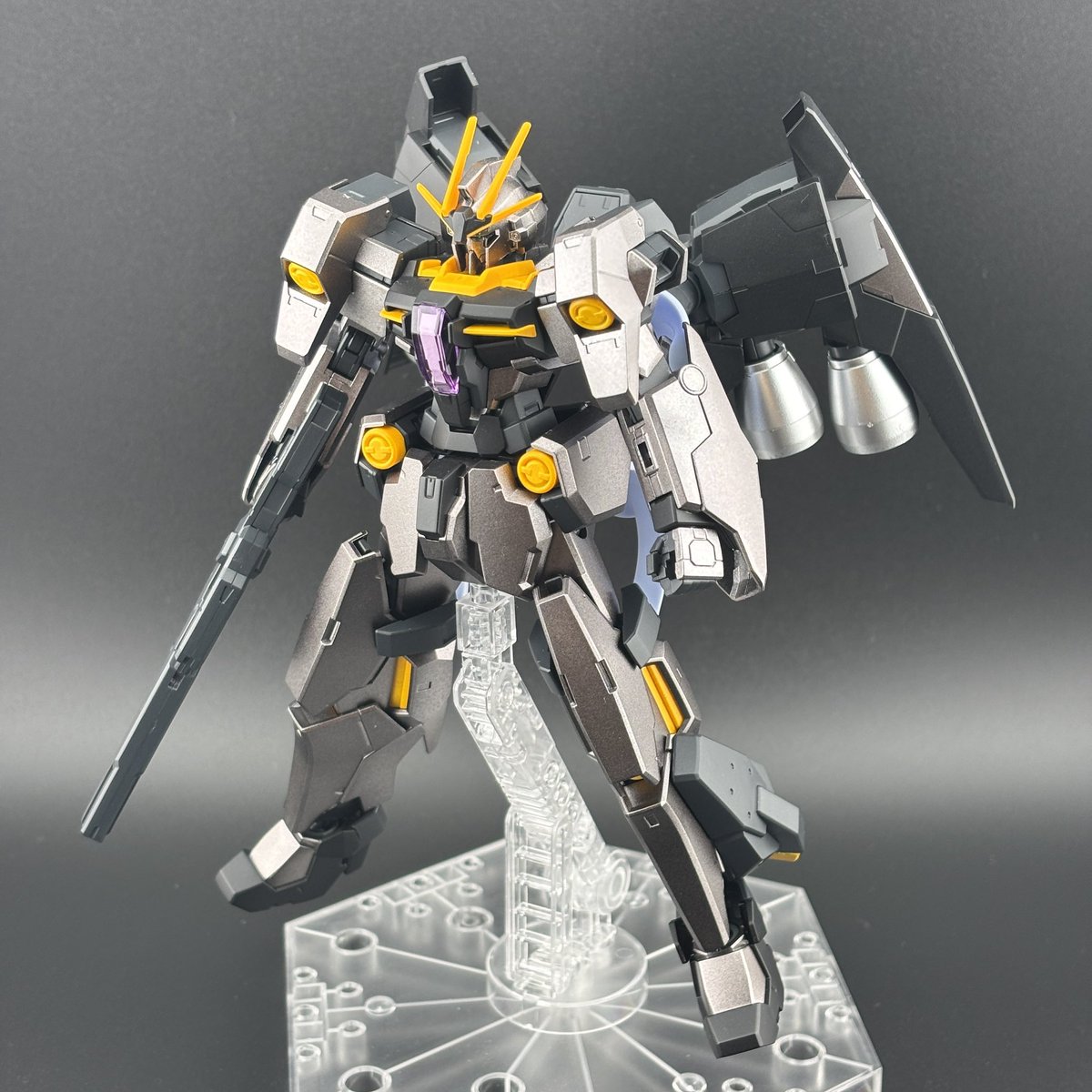 gunbre_nimo's tweet photo. 「ガンダム・ライトーネ」完成。プルトーネブラックをガンメタで塗装してみたくなって、ついでライトニングをミキシング。30MMから持ってきた大型バーニアとライトニングBWSマークIIで爆速機体になりました。ガンメタの撮影って難しい。
#ガンプラ
#ミキシング
#プルトーネ https://t.co/oBS7iTWKrj