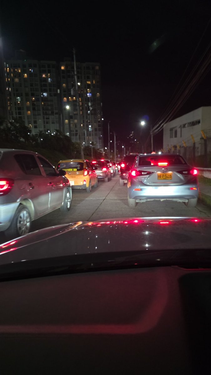 Pésimo manejo de la movilidad en el sector de la sultana y niza el de la <a href="/CiudadManizales/">Alcaldía de Manizales</a> <a href="/PoliciaMzales/">Policía Metropolitana de Manizales</a> <a href="/transito/">Transito em SP e RJ</a>