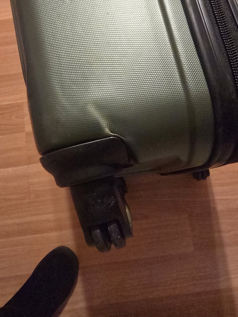 DrDouglene's tweet photo. Flyers beware! @Delta breaks wheels on new suitcases and denies claims, calling it normal wear and tear.  If you call to discuss (been trying to address since 22nd of December), agents can't assist and hang up on you. 

Good luck, flyers! Now how do I fly this back?!

#DeltaSucks https://t.co/zThuZQVvsN